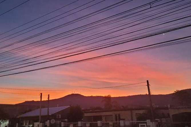 Inmet emite alertas de baixa umidade e onda de calor para o RS com risco à saúde