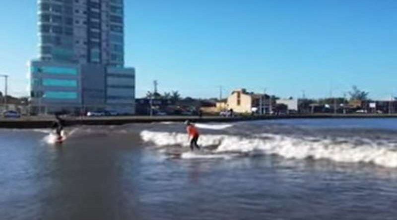 Ressaca forte gera pororoca no Rio Tramandaí e surfistas trocam o mar pelo rio