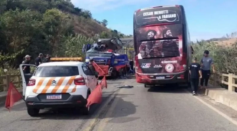 Susto! Ônibus da dupla César Menotti e Fabiano se envolve em acidente com carretas