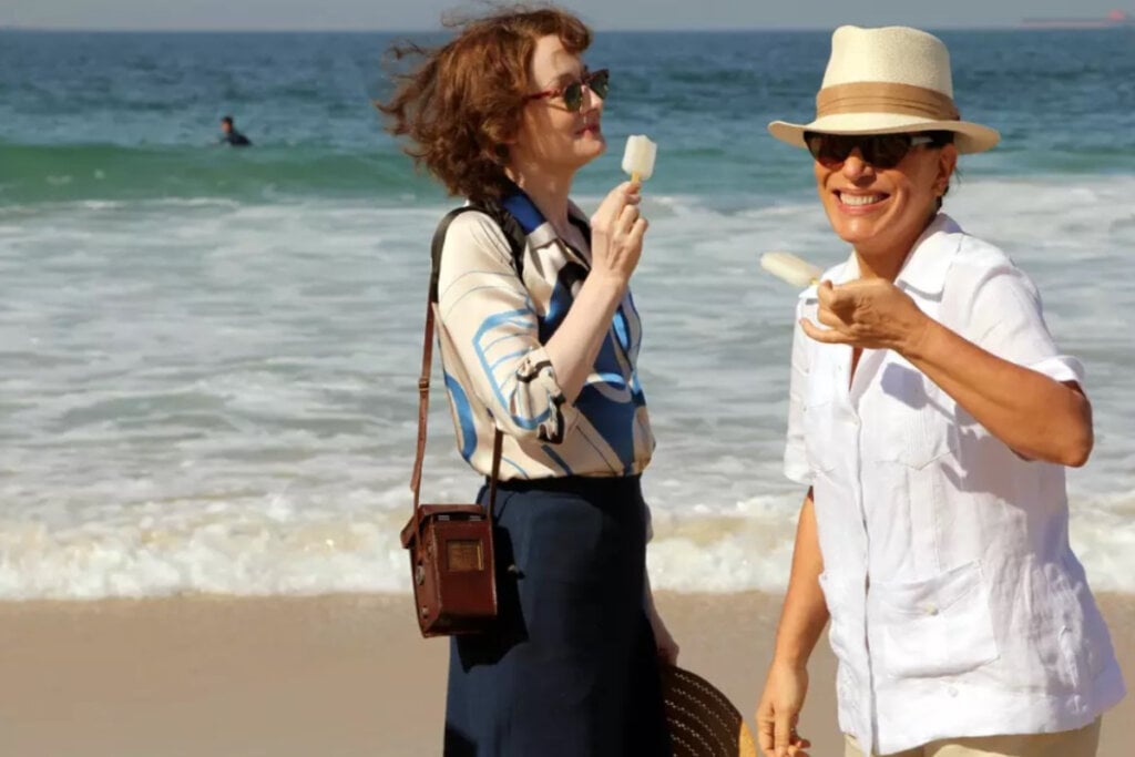 Cena de Elizabeth Bishop (Miranda Otto) e Lota de Macedo Soares (Glória Pires) em "Flores Raras"