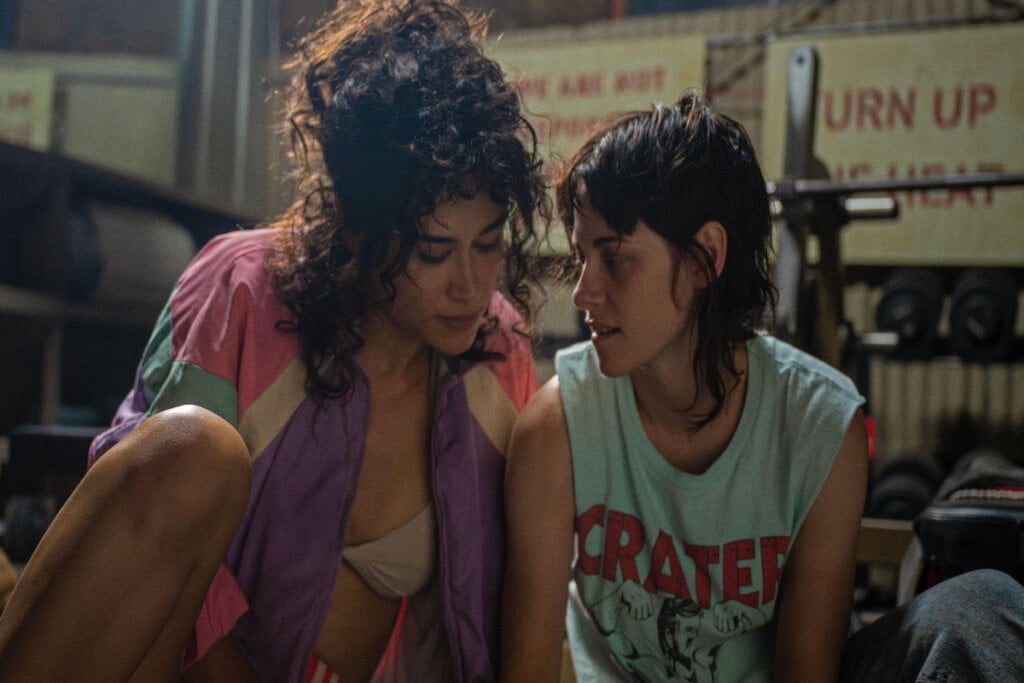 Cena de Lou (Kristen Stewart) e Jackie (Katy M. O'Brian) em "O Amor Sangra"