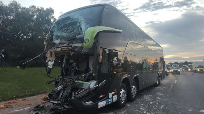 Acidente entre ônibus e caminhão deixa uma pessoa morta na Freeway