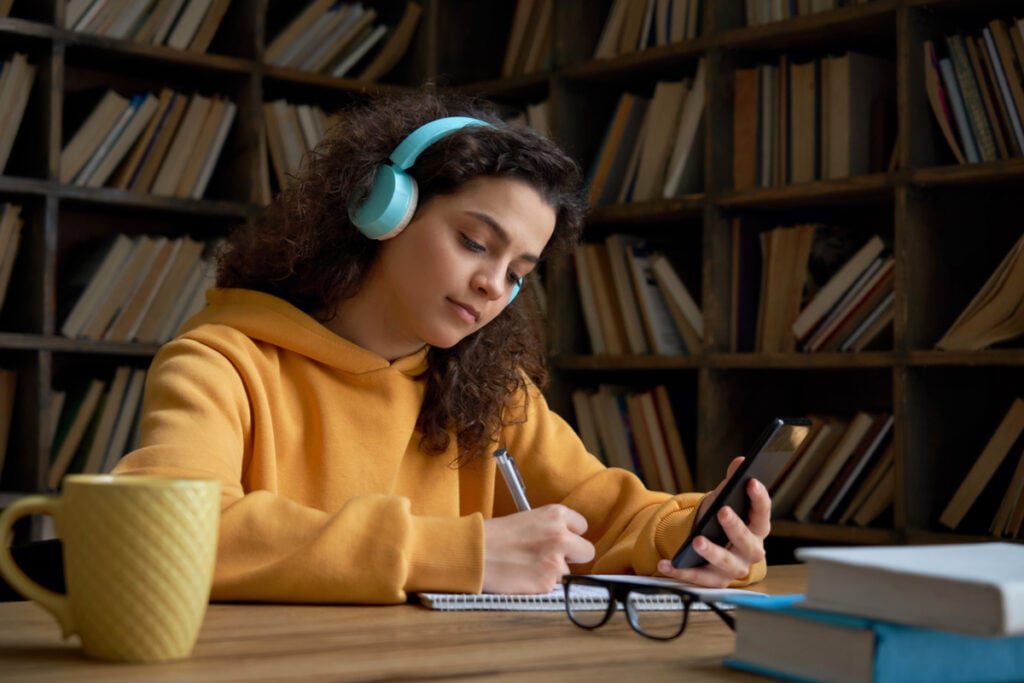 Jovem cronometrando exercícios de prova