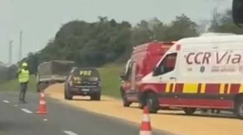 Colisão entre ônibus e carreta na BR-290 deixa ferido e causa derramamento de carga