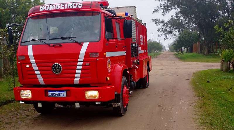 Crime ambiental em Quintão: homem é flagrado queimando móveis e folhas molhadas