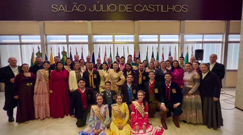 Cultura Gaúcha em foco: prendas e peões são homenageados na Assembleia do RS