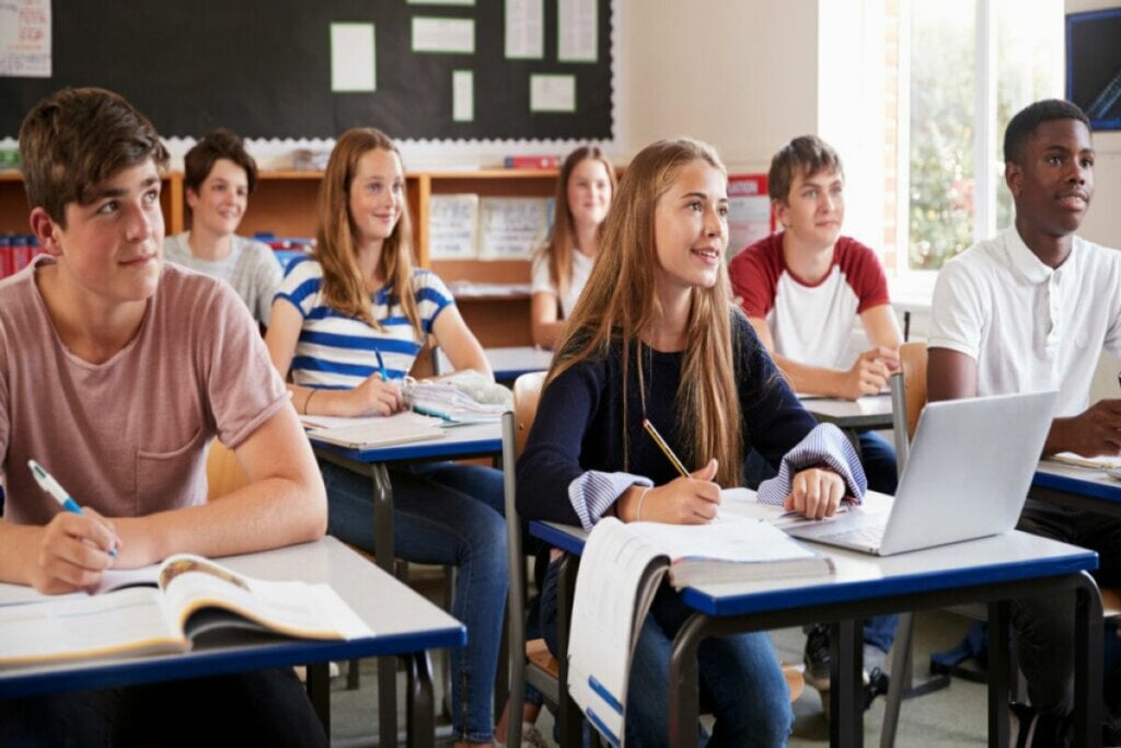 Estudantes sentados em uma sala de aula