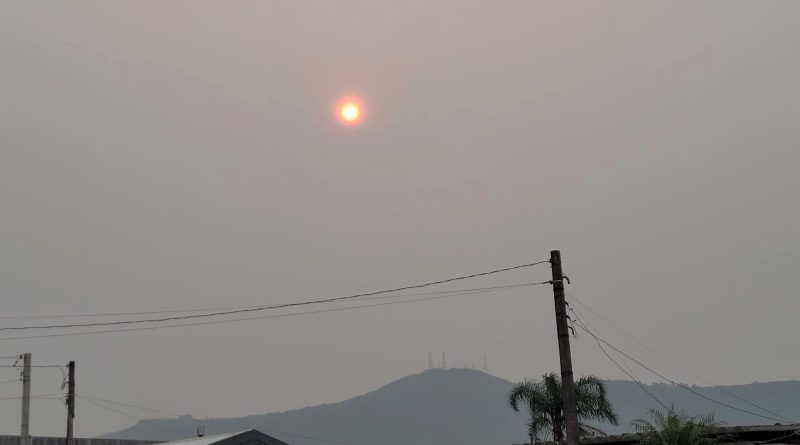 Fumaça de queimadas altera cor do sol no Litoral