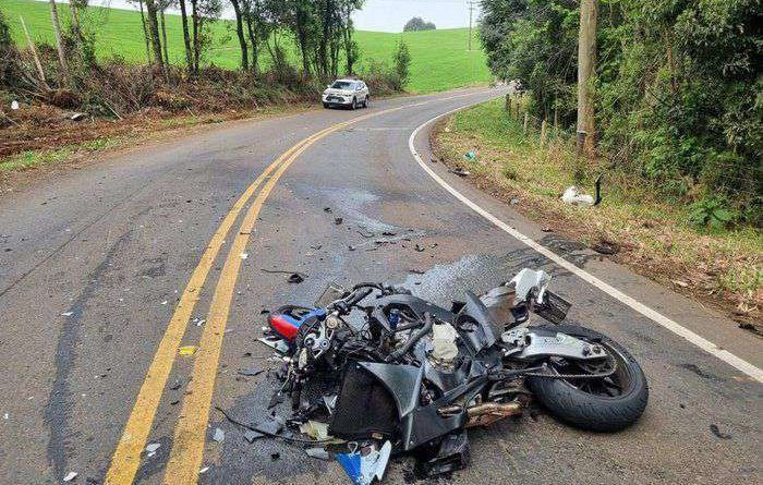 Motociclista do RS morre após grave colisão em SC