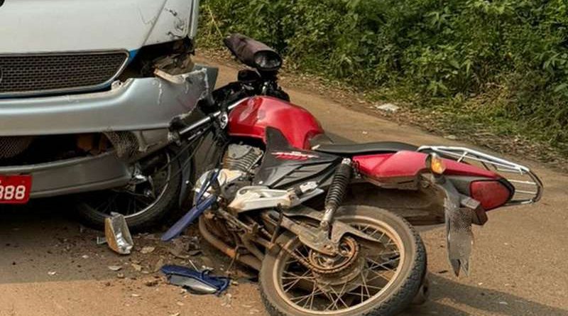 Motociclista é hospitalizado após colisão com micro-ônibus no Morro da Borússia