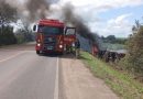 Motorista morre após carreta tombar e pegar fogo na BR-290