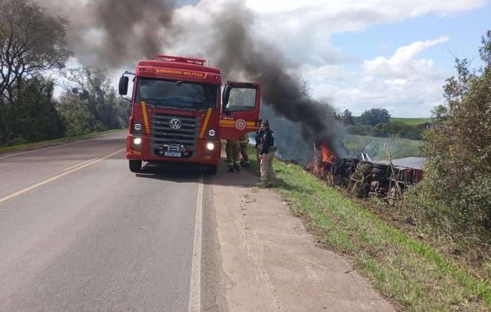 Motorista morre após carreta tombar e pegar fogo na BR-290