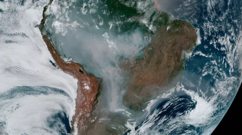 Satélites da NASA mostram que fumaça de queimadas cobre o Brasil