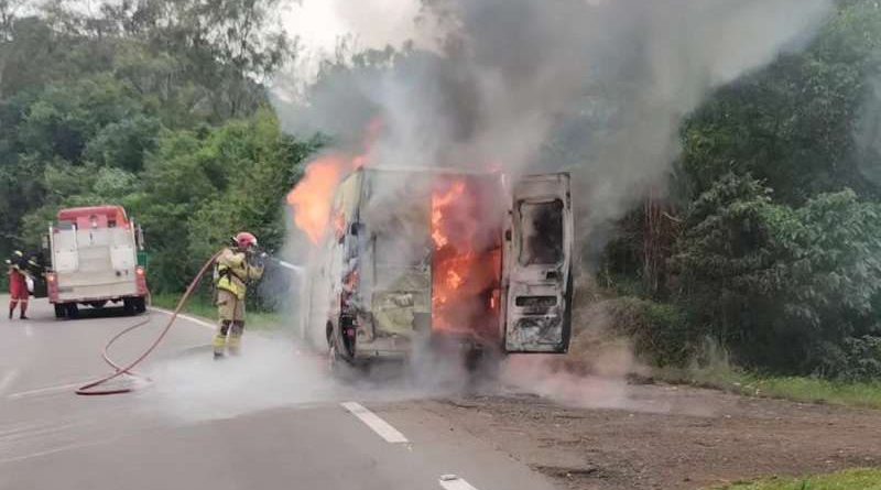 Veículo é consumido pelo fogo na Rota do Sol