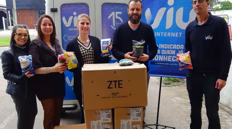 Viu Internet entrega meia tonelada de alimentos em ação solidária no Litoral