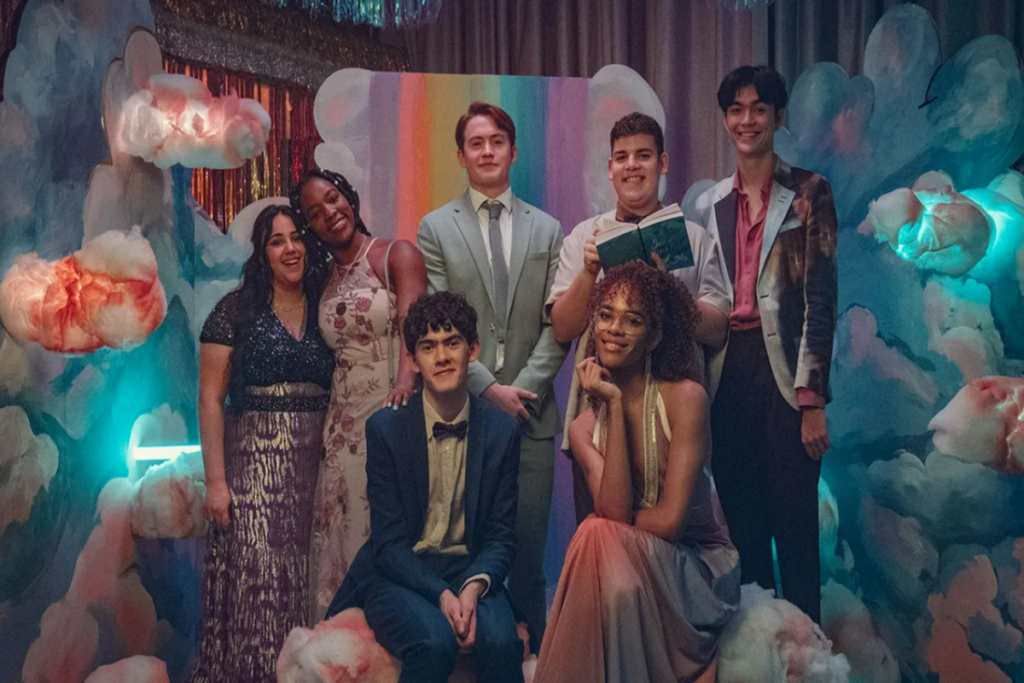 Grupo de amigos posando para foto em festa da escola