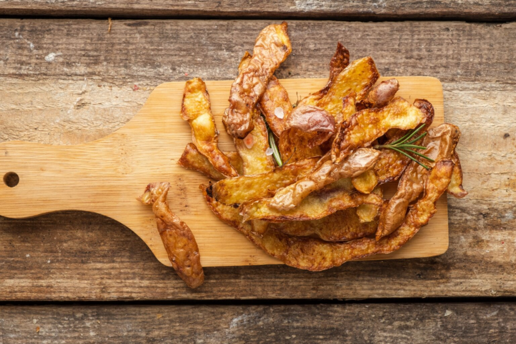 chips de casca de batata em cima de uma tábua de madeira