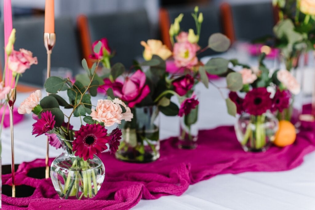 Mesa de festa de casamento decorada com flores 