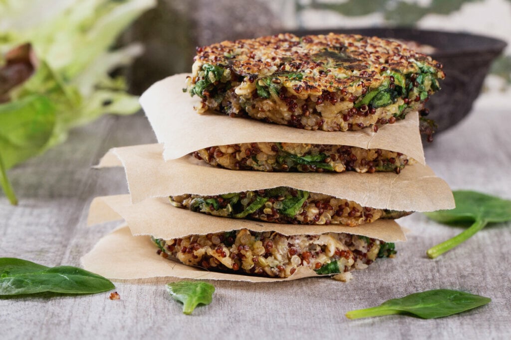 Hambúrguer de quinoa com espinafre empilhados