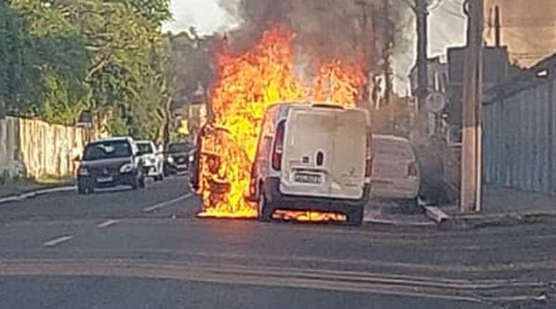 Carro carregado com solventes é destruído por incêndio em Osório