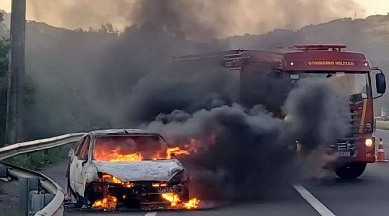 Carro é consumido pelo fogo na Freeway em Osório