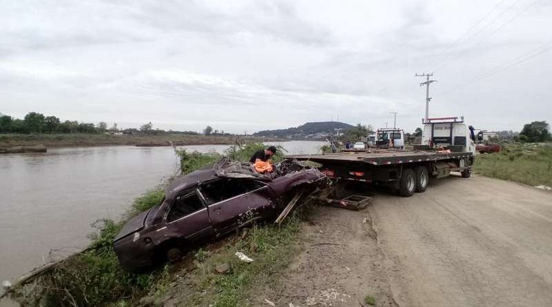 Inicia retirada de veículos submersos no Rio Taquari