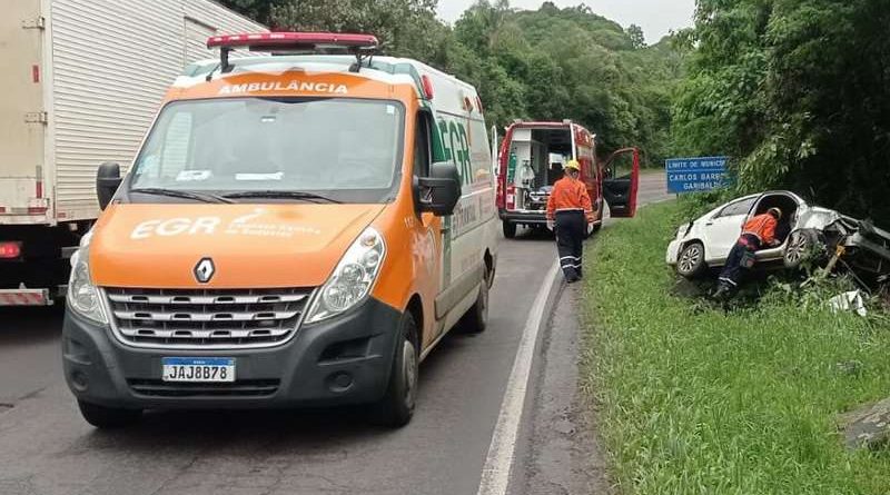 Saída de pista seguida de capotamento fere motorista na Rota do Sol