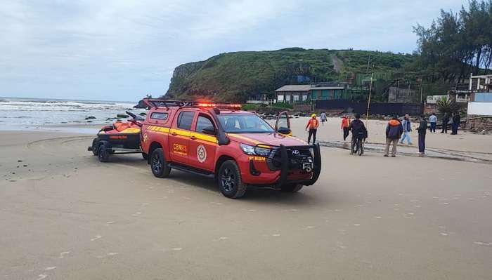 Surfista encontra corpo na beira mar