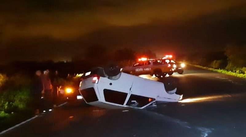 Veículo capota após colisão na Estrada do Mar em Osório