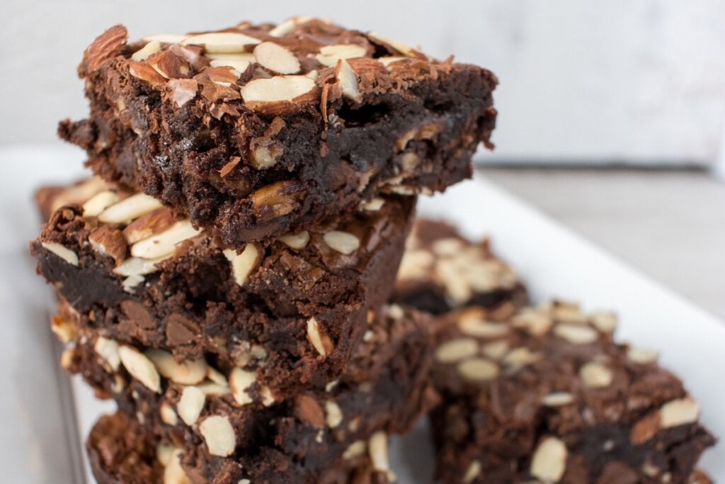 Prato branco com brownies empilhados