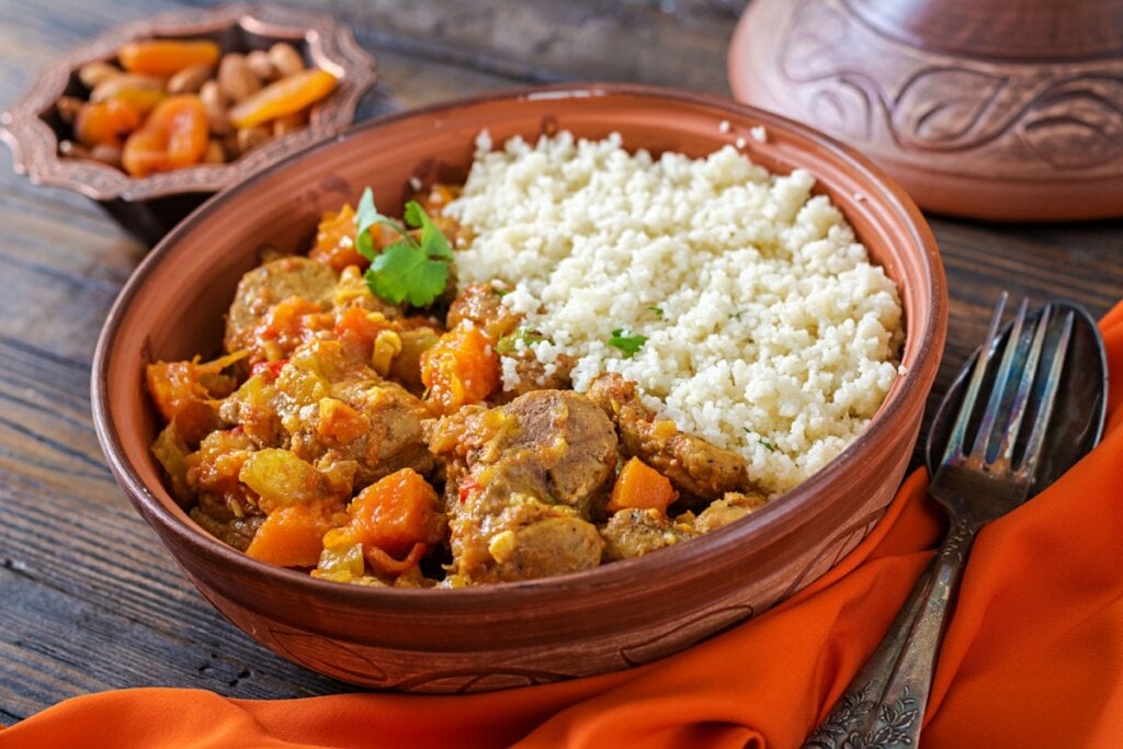 Carne com abóbora servido em prato de cerâmica com arroz