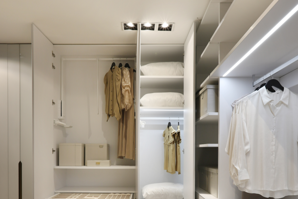 Closet com spots de luz direcionado nas roupas