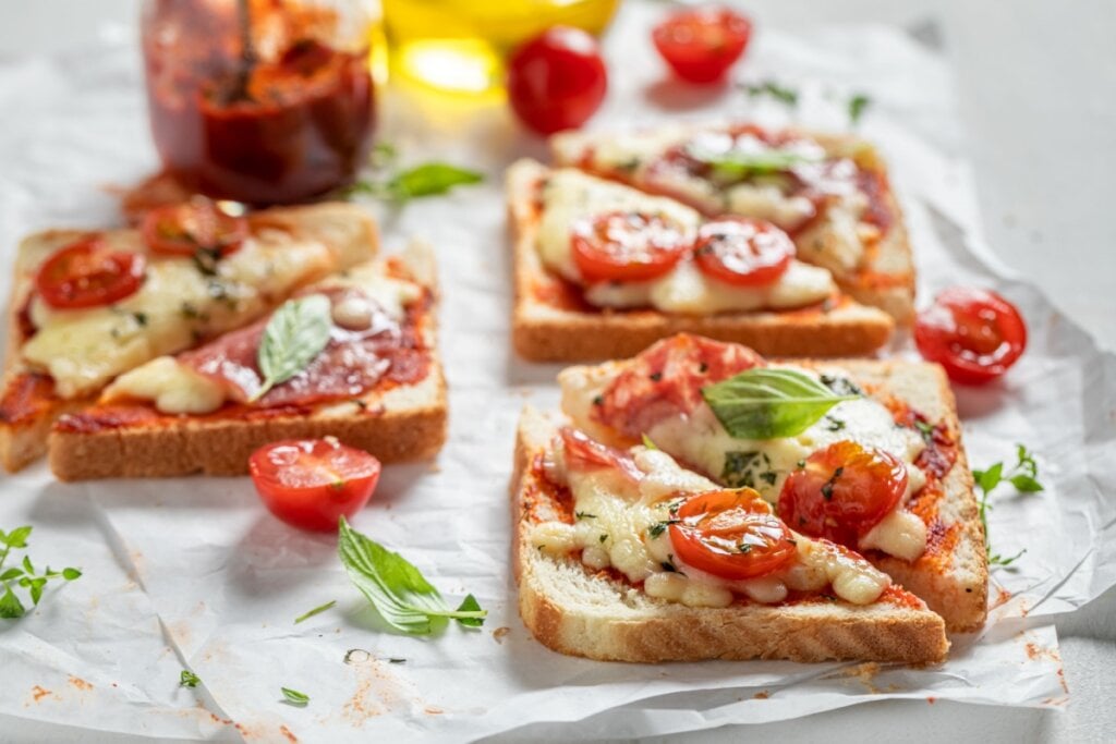 Pizza de pão de forma servida em guardanapos