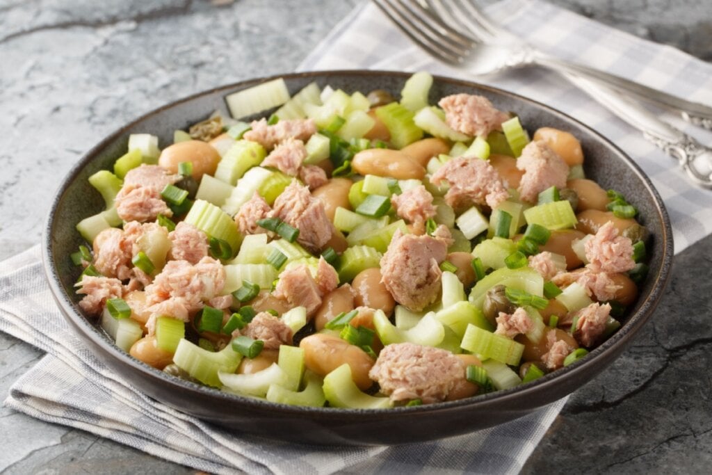 pote preto com salada de feijão-branco, atum e aipo