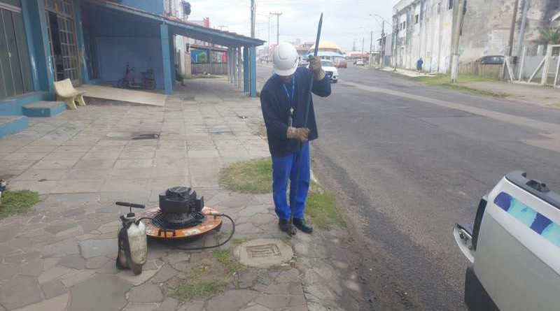 Corsan fiscaliza ligações clandestinas de esgoto em Cidreira