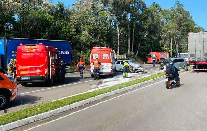 Grave acidente na Rota do Sol deixa vítimas presas às ferragens