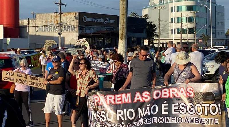 Manifestantes protestam contra descarte de efluentes no Rio Tramandaí