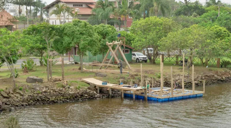 Primeira casa do turista flutuante do Brasil é construída em Passo de Torres