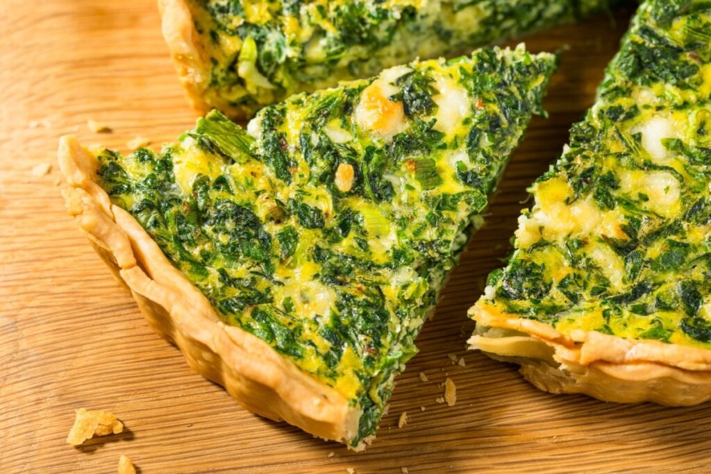 Quiche de ora-pro-nobis servido em cima de mesa de madeira