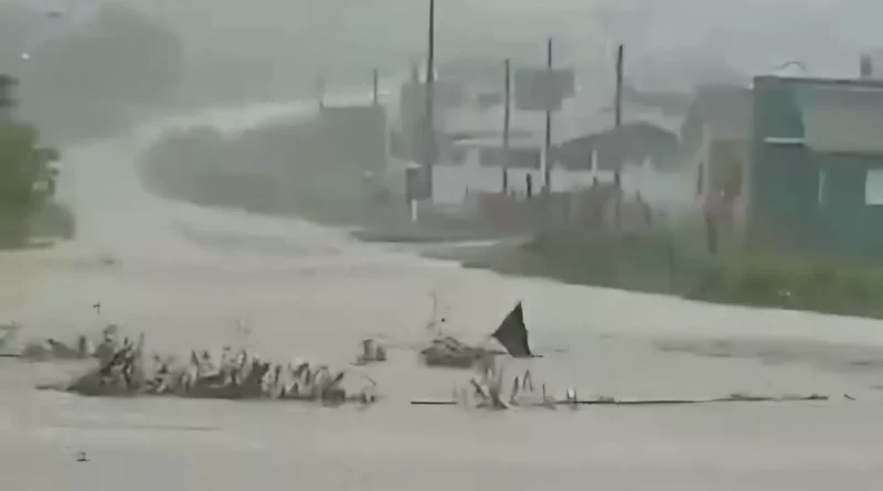 Rio transborda inundando ruas e casas no RS