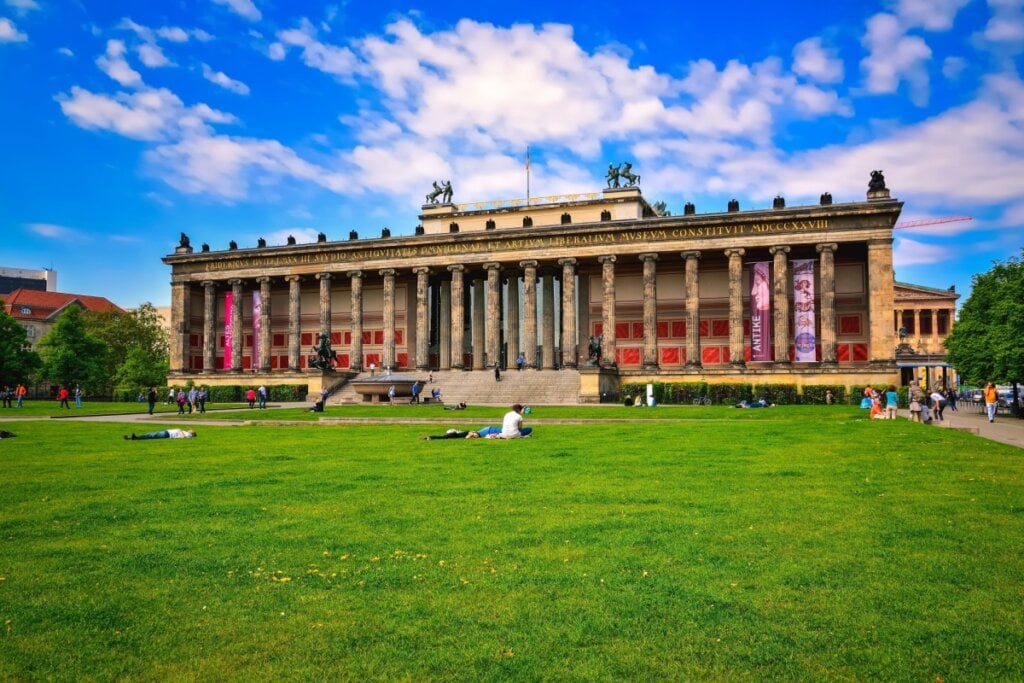 Imagem da fachada principal do Altes Museum em Berlim