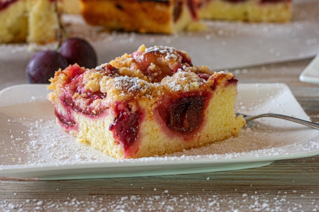 Pedaço de bolo de ameixa em um prato branco 