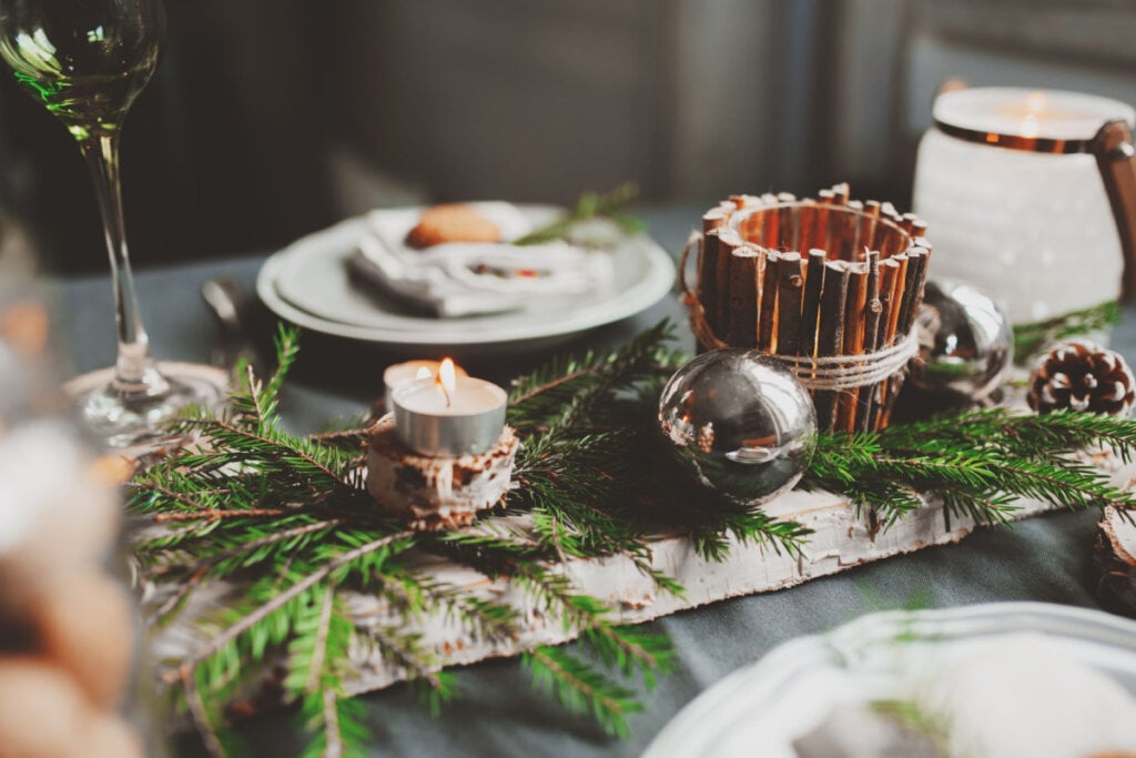 Mesa posta para o natal com elementos de decoração rústica