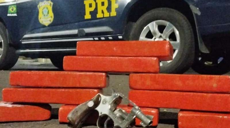 PRF apreende 9,6 kg de cocaína e arma escondidos em carro no Litoral Norte