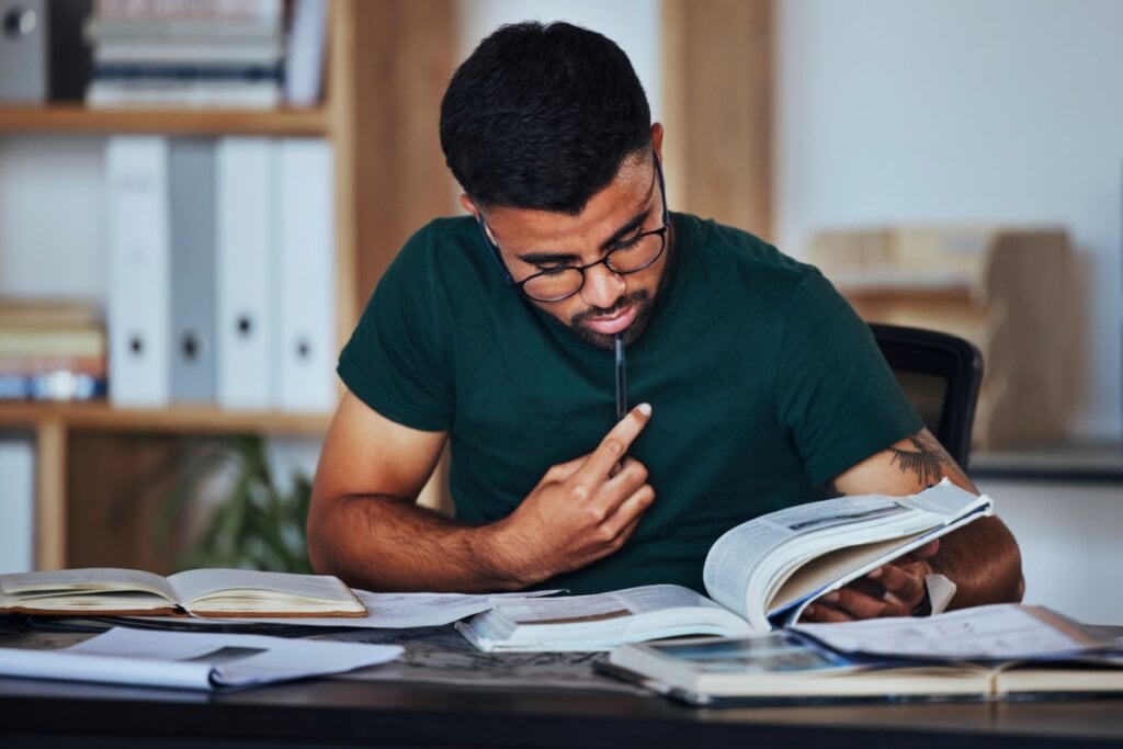 Jovem estudando para o vestibular 