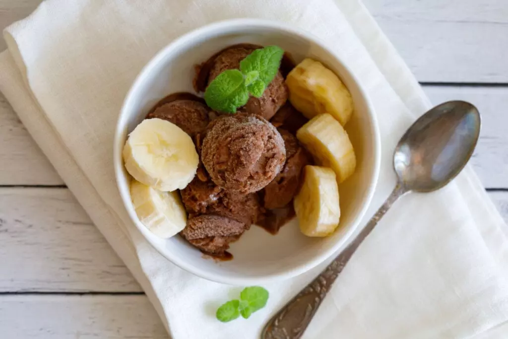 Bowl com sorvete de banana com cacau e rodelas de banana