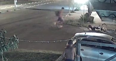 Câmeras de vigilância mostram ciclista caindo devido a buraco em Osório (vídeo)