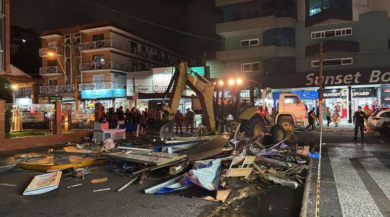 Caminhão destrói quiosque e interdita ruas em Capão da Canoa