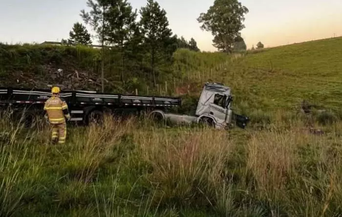 Caminhoneiro morre em acidente na Rota do Sol