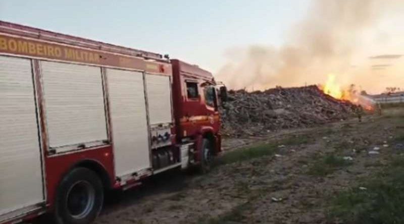 Incêndio em Capão da Canoa persiste há dias e preocupa moradores